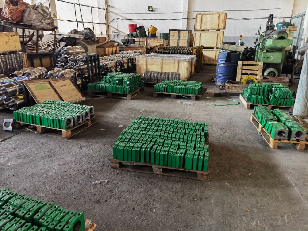 Bear seat in bending section roll assembly